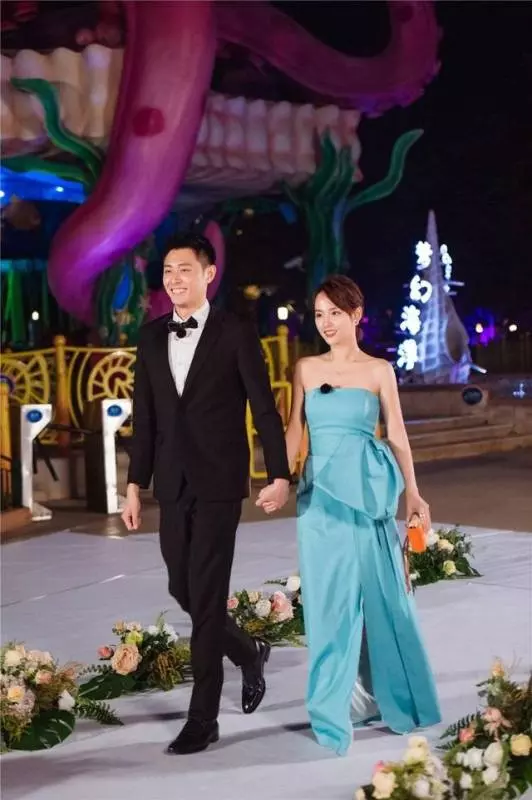 《妻子》團夫婦合體亮相,袁詠儀藍裙優雅,章子怡亮片紅裙太驚艷!