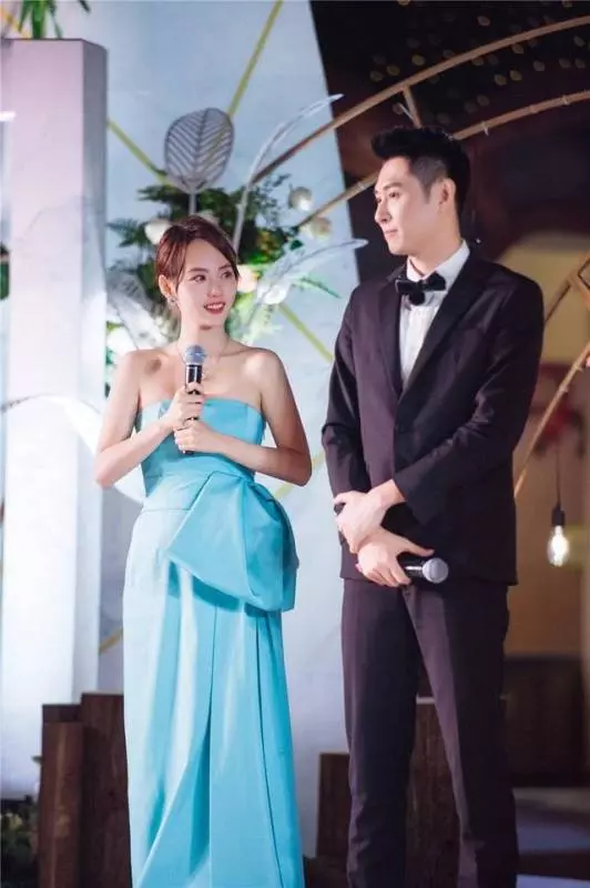 《妻子》團夫婦合體亮相,袁詠儀藍裙優雅,章子怡亮片紅裙太驚艷!