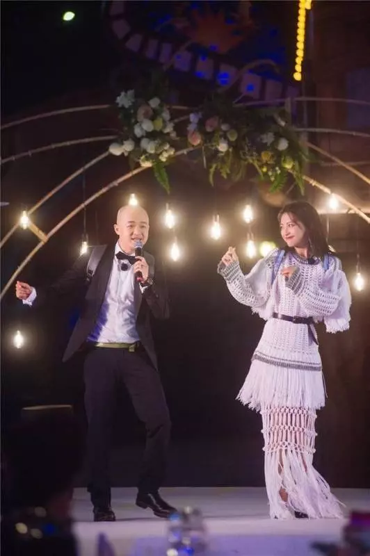 《妻子》團夫婦合體亮相,袁詠儀藍裙優雅,章子怡亮片紅裙太驚艷!
