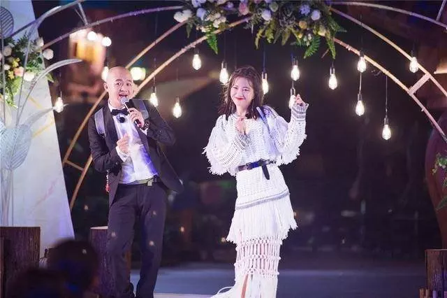 《妻子》團夫婦合體亮相,袁詠儀藍裙優雅,章子怡亮片紅裙太驚艷!