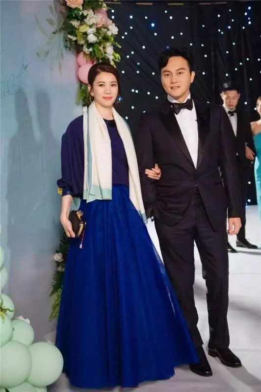 《妻子》團夫婦合體亮相,袁詠儀藍裙優雅,章子怡亮片紅裙太驚艷!