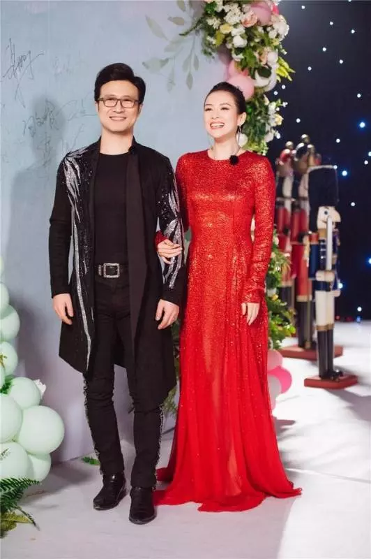 《妻子》團夫婦合體亮相,袁詠儀藍裙優雅,章子怡亮片紅裙太驚艷!