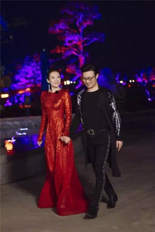《妻子》團夫婦合體亮相,袁詠儀藍裙優雅,章子怡亮片紅裙太驚艷!
