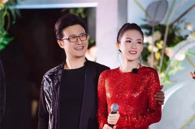 《妻子》團夫婦合體亮相,袁詠儀藍裙優雅,章子怡亮片紅裙太驚艷!