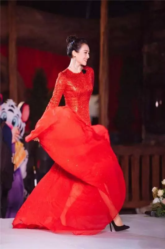 《妻子》團夫婦合體亮相,袁詠儀藍裙優雅,章子怡亮片紅裙太驚艷!