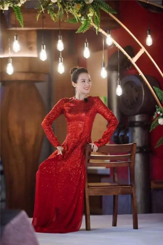 《妻子》團夫婦合體亮相,袁詠儀藍裙優雅,章子怡亮片紅裙太驚艷!