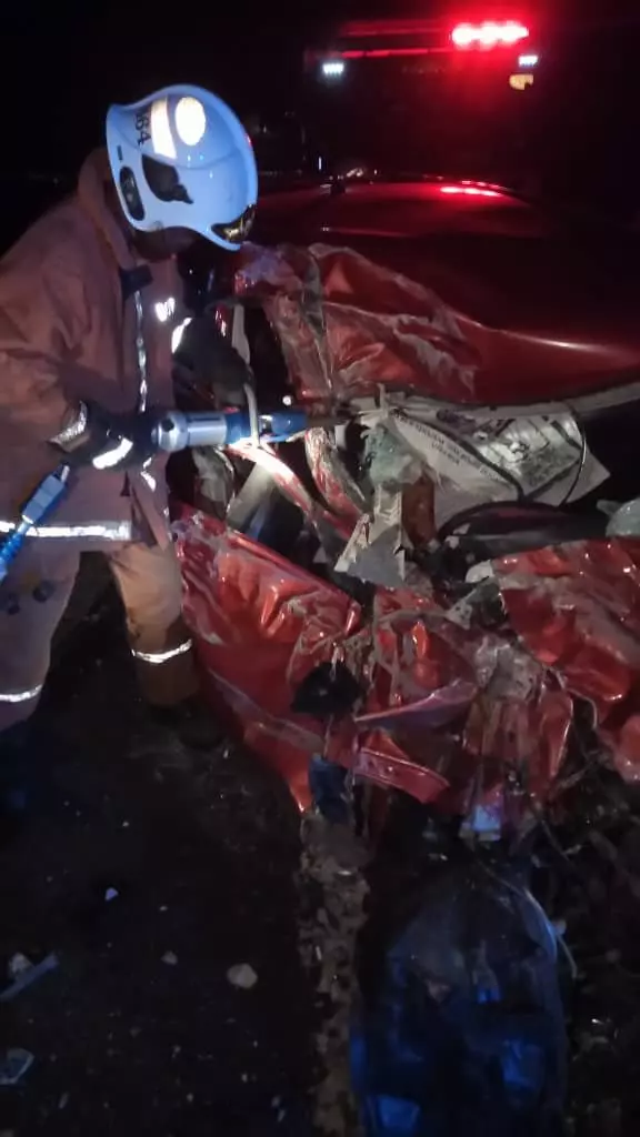 轎車失控撞油槽車 夫死妻傷 二人從此陰陽相隔