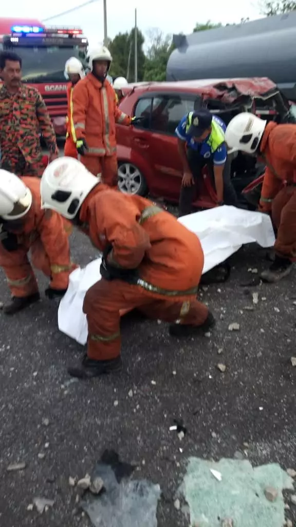 轎車失控撞油槽車 夫死妻傷 二人從此陰陽相隔