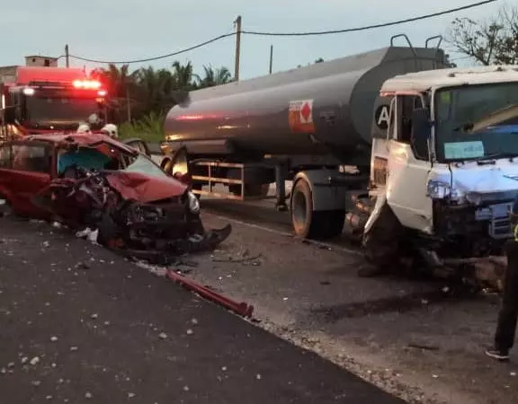 轎車失控撞油槽車 夫死妻傷 二人從此陰陽相隔