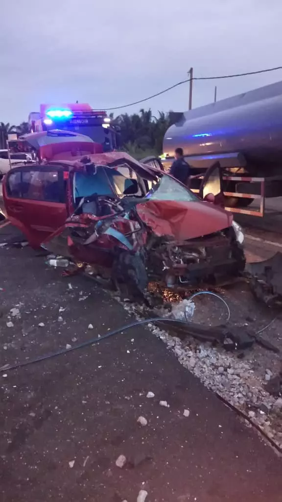 轎車失控撞油槽車 夫死妻傷 二人從此陰陽相隔