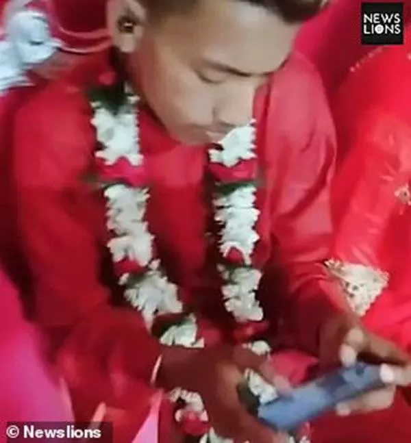 新郎整場婚禮顧打電玩 新娘被冷落超無奈