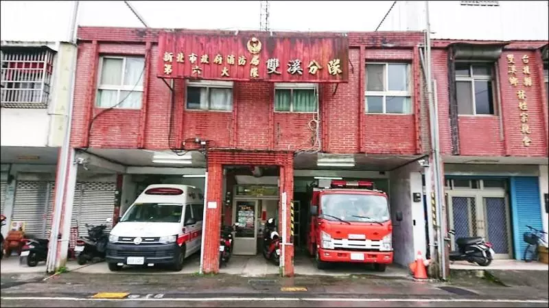 救護車上摸比基尼正妹 消防員汰除