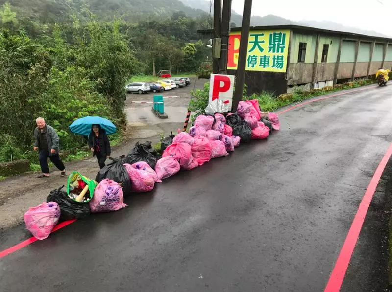 外國人幫台灣淨山2小時 清出40袋300公斤垃圾呼籲大家:不要再放天燈了