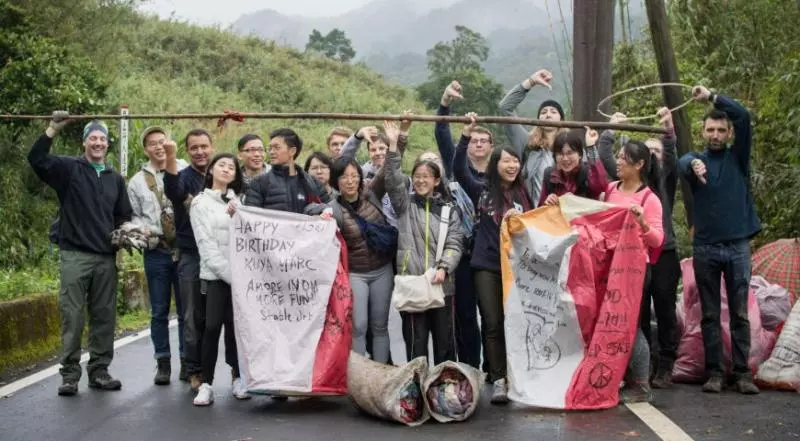 外國人幫台灣淨山2小時 清出40袋300公斤垃圾呼籲大家:不要再放天燈了