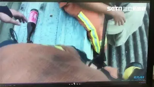 為救揚言跳樓醉漢 消防員踩空墜樓