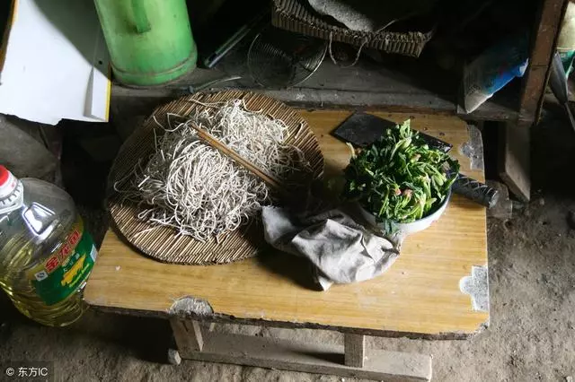 第一次帶男友回家,我媽煮一鍋麵條招待,飯吃到一半我爸羞紅了臉