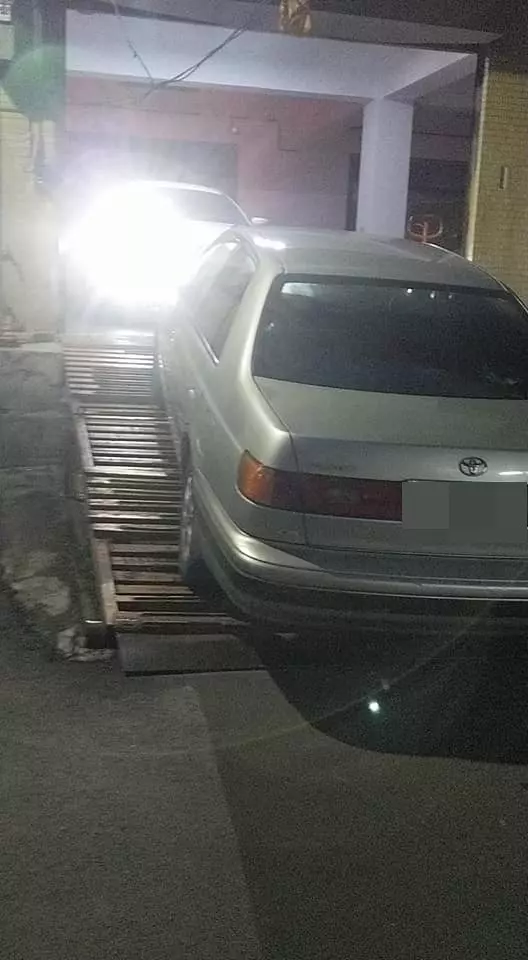轎車亂停大門!全公司「苦等2小時」不能下班 狂撥電話「車主現身解釋」員工卻喊:我們會反省...