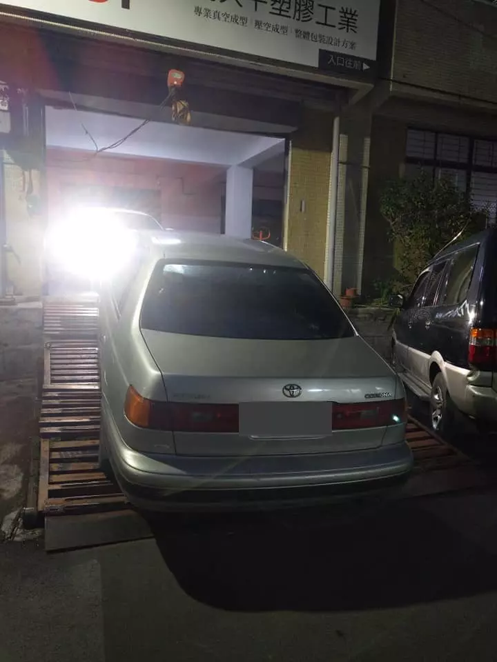 轎車亂停大門!全公司「苦等2小時」不能下班 狂撥電話「車主現身解釋」員工卻喊:我們會反省...