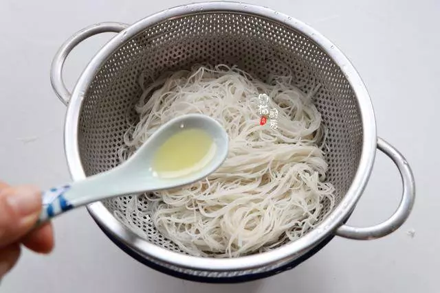 炒米粉時,最忌諱焯水後就炒,多加這1步,米粉根根順滑不易粘鍋