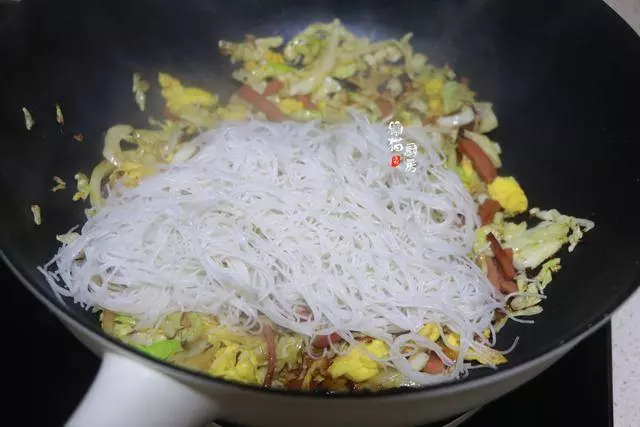 炒米粉時,最忌諱焯水後就炒,多加這1步,米粉根根順滑不易粘鍋