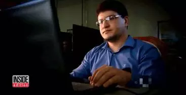 龜殼整個被燒毀的烏龜原以為必死無疑時,一群腦洞大開的醫生竟為牠打造出「帥斃的龜殼」!