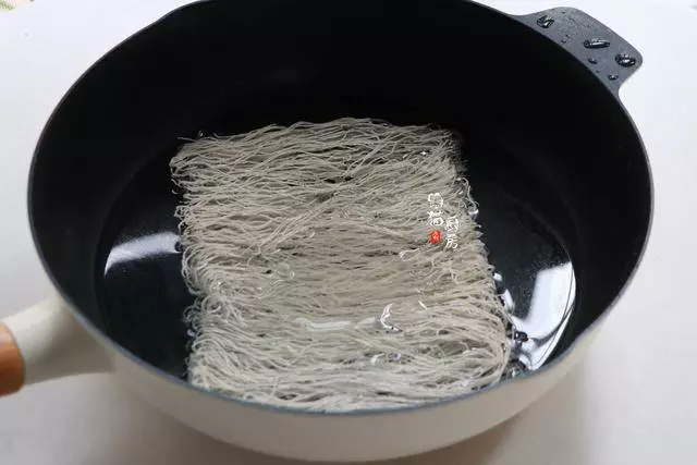 炒米粉時,最忌諱焯水後就炒,多加這1步,米粉根根順滑不易粘鍋
