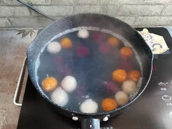 最近的天氣開始熱起來,孩子老說想吃芋圓,那就做起來吧