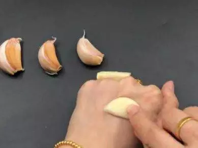 睡前腳底貼一片大蒜,解決了很多人的難言之隱,一覺安心睡到天亮,後悔沒早點知道 !