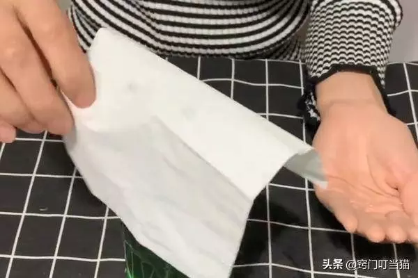 在玻璃瓶上面蓋一張紙巾,沒想到還有這個大妙用,學會受用一生!