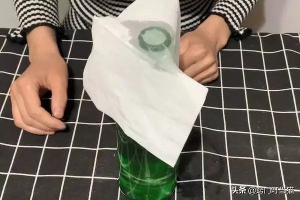 在玻璃瓶上面蓋一張紙巾,沒想到還有這個大妙用,學會受用一生!
