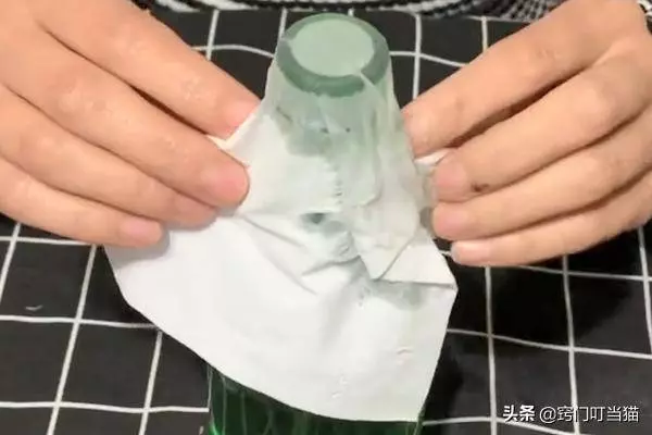 在玻璃瓶上面蓋一張紙巾,沒想到還有這個大妙用,學會受用一生!