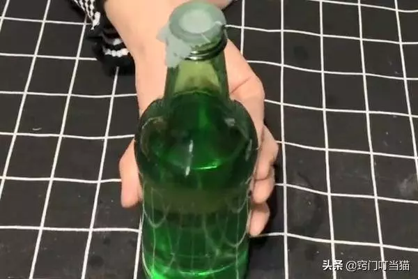 在玻璃瓶上面蓋一張紙巾,沒想到還有這個大妙用,學會受用一生!