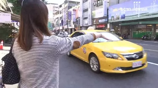 雨天想看病!黑手爸「被計程車拒載」哽咽:是我太髒嗎? 女兒心疼「為父挺身而出」網紅了眼眶