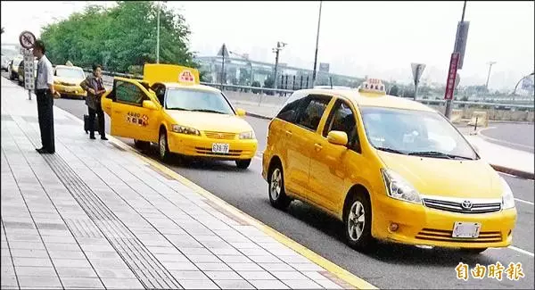 雨天想看病!黑手爸「被計程車拒載」哽咽:是我太髒嗎? 女兒心疼「為父挺身而出」網紅了眼眶