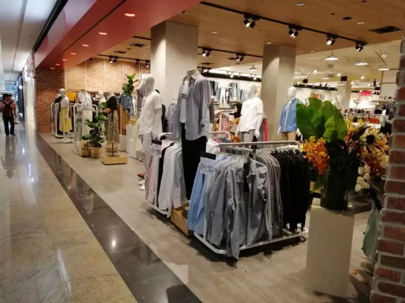 女士《注意》時裝品牌店男員工 偷拍女顧客試衣被「斷正」