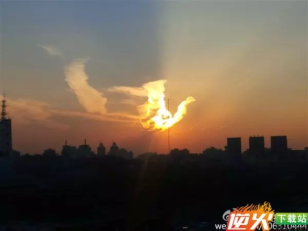 天上驚現「火鳳凰」!奇觀啊!99秒內轉出去者,全家發大財,幸福安康!就今天,萬年不遇!