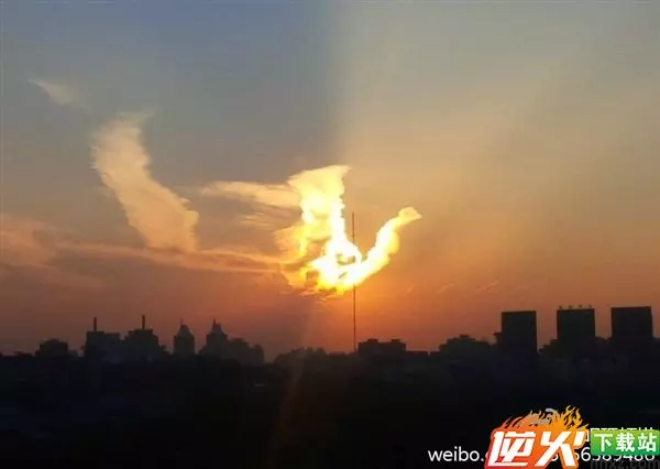 天上驚現「火鳳凰」!奇觀啊!99秒內轉出去者,全家發大財,幸福安康!就今天,萬年不遇!