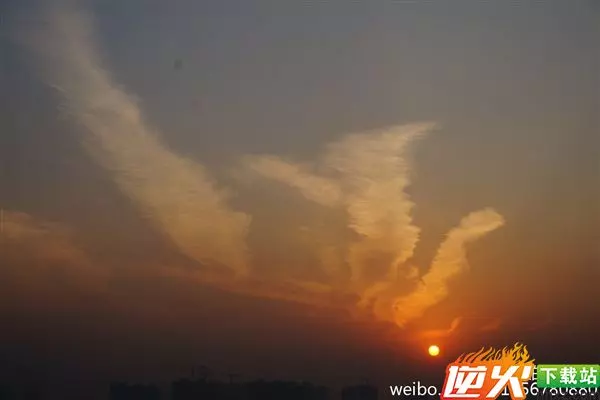 天上驚現「火鳳凰」!奇觀啊!99秒內轉出去者,全家發大財,幸福安康!就今天,萬年不遇!