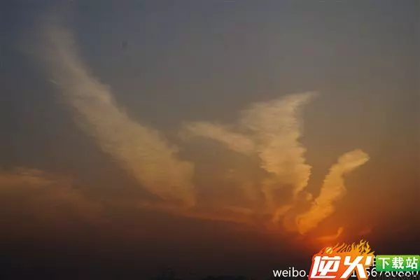 天上驚現「火鳳凰」!奇觀啊!99秒內轉出去者,全家發大財,幸福安康!就今天,萬年不遇!