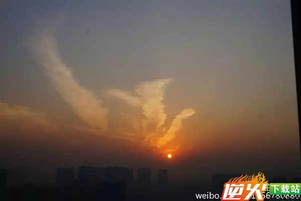 天上驚現「火鳳凰」!奇觀啊!99秒內轉出去者,全家發大財,幸福安康!就今天,萬年不遇!