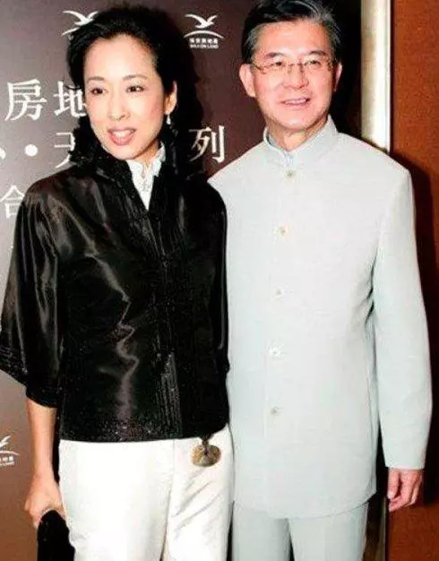 27歲港姐跟年長40歲富商離婚!扒扒嫁給富商的港姐之現狀