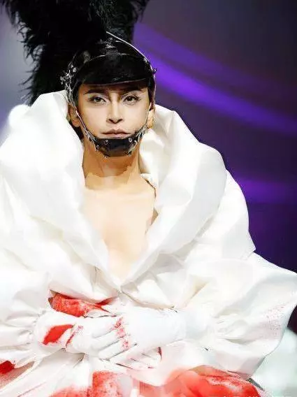 26歲男模走秀踩到鞋帶摔倒「趴地不動」,觀眾還以為是在表演,他卻再也沒站起來