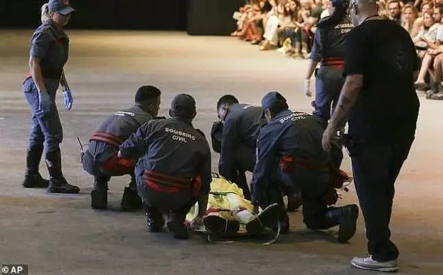 26歲男模走秀踩到鞋帶摔倒「趴地不動」,觀眾還以為是在表演,他卻再也沒站起來