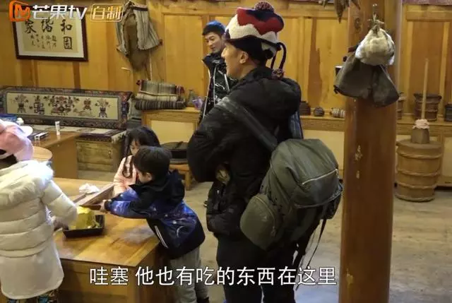 嗯哼在陳小春家玩鬧,爸爸們都沒意識到有問題,陳小春卻一臉嚴肅