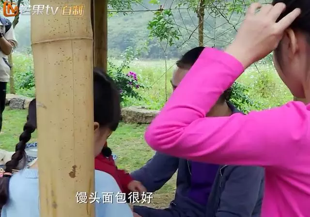 嗯哼在陳小春家玩鬧,爸爸們都沒意識到有問題,陳小春卻一臉嚴肅