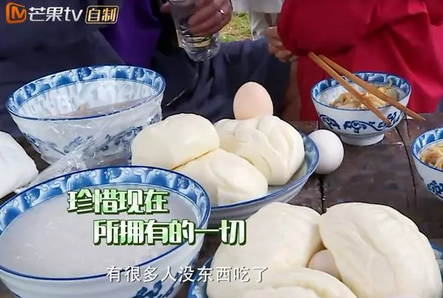 嗯哼在陳小春家玩鬧,爸爸們都沒意識到有問題,陳小春卻一臉嚴肅
