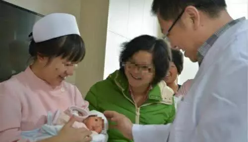爸爸姓「醜」 阿嬤給「龍鳳胎」取名 醫生護士「拍手叫好」 太有才了!