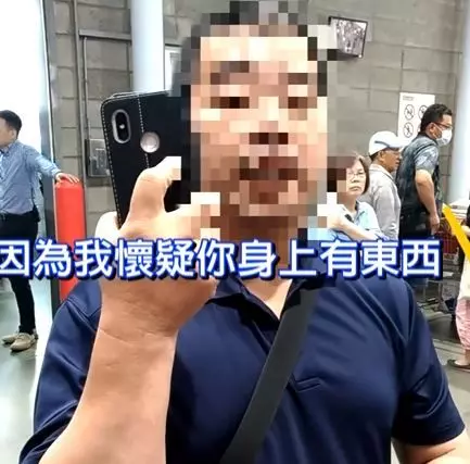 台中好市多「懷疑他沒結帳」硬要搜包包 4員工拉扯後「打開包臉都綠了」他喊:這根本是搶劫