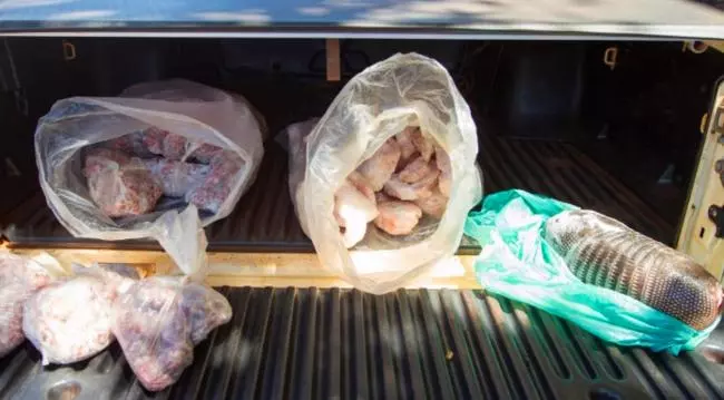 警察攔下一輛可疑「運肉車」發現大量不明肉塊,看清屍體後馬上集體衝去醫院救命了!