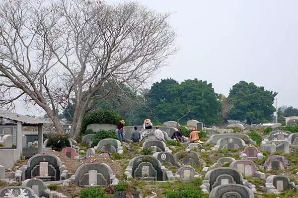 低調賺大錢的行業....「掃墳墓換別墅」,墓園管理員年薪破百萬,工作內容只有「這些」!